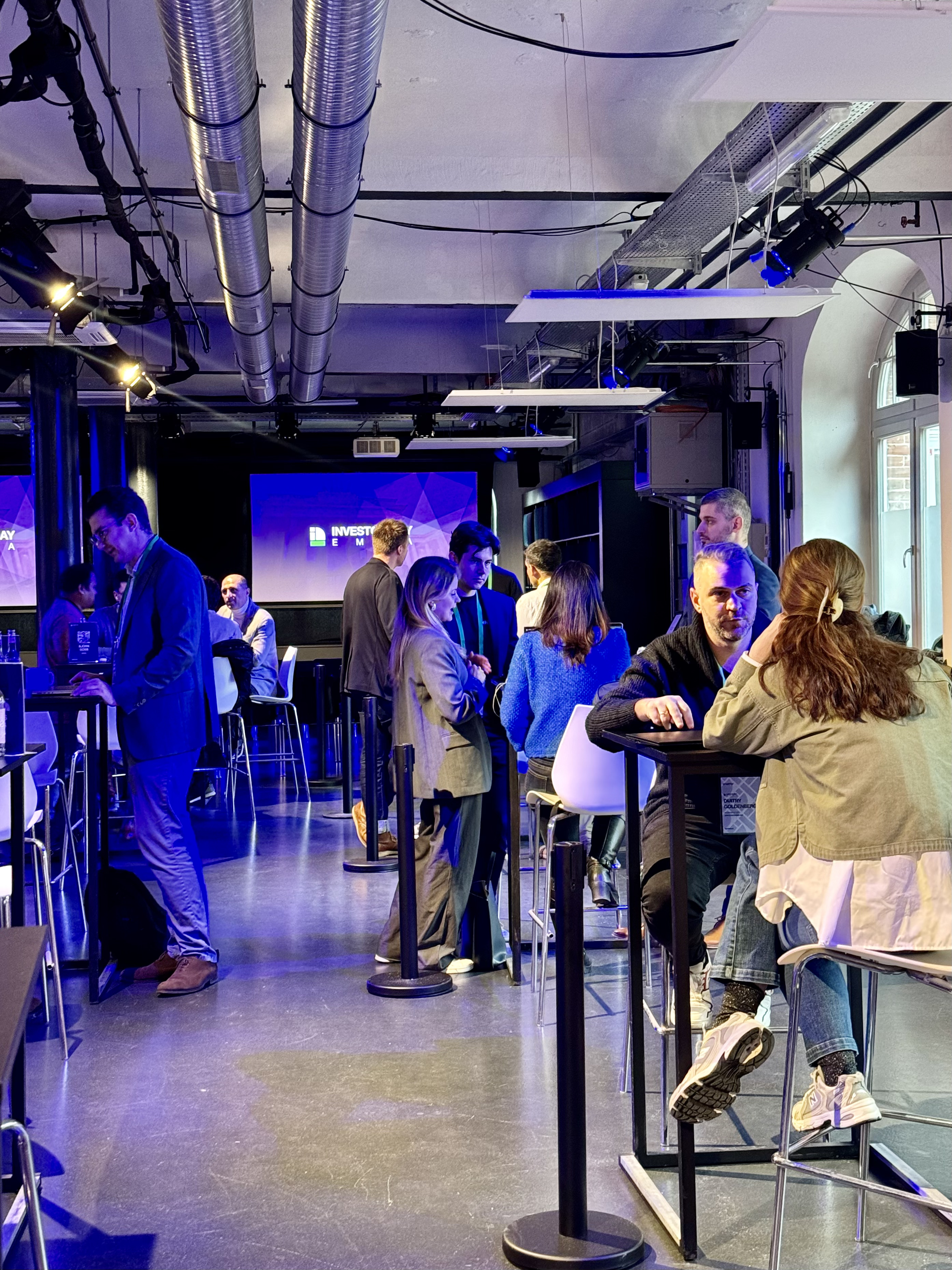 Investors and founders networking between sessions at Investor Day EMEA